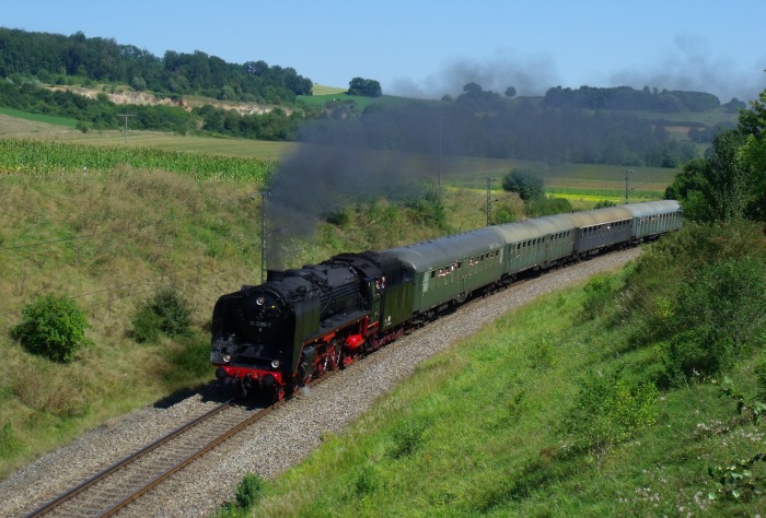 01 066 mit “Eilzug” Harburg → Wassertrüdingen, hinter Harburg bei Ronheim, um 14:18h am 27.08.2016