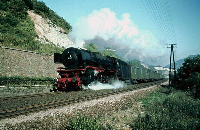 01 180 mit D 172 (nach Basel) Richtung Pirmasens auf der Alsensbahn, fotografiert bei Bingerbrück am 24.06.1964