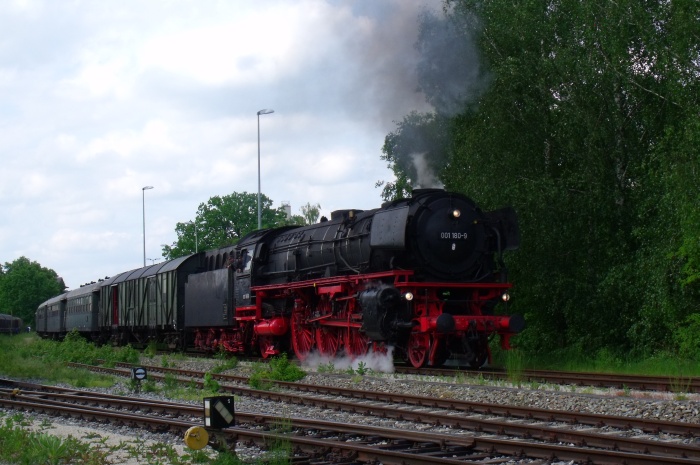 01 180 vor Zug Wassertrüdingen→Nördlingen bei der Abfahrt in Wassertrüdingen, um 16:45h am 17.05.2015