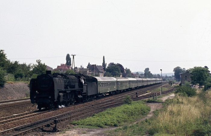 01 114 mit D 924 ->Berlin Durchfahrt Weinböhla, 12.07.1976