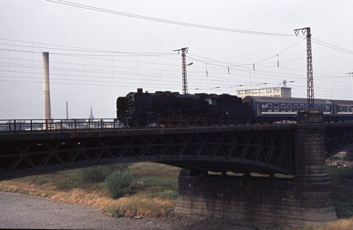 01 137 D 371 auf der Elbebrücke in Dresden, 14.07.1976