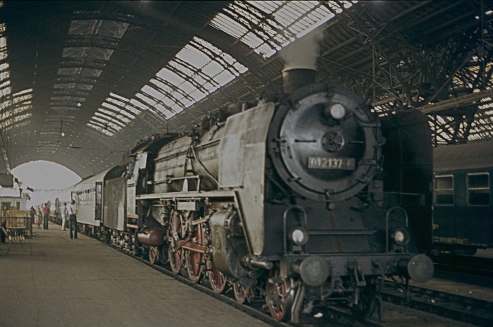 01 137 vor D 170 in Dreden Hbf, 15.ß7.1976