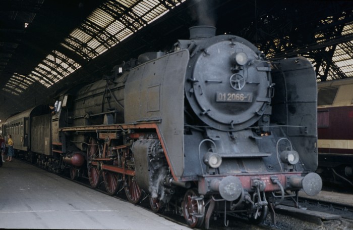 01 066 vor D 170 in Dresden Hbf, am 16.07.1976