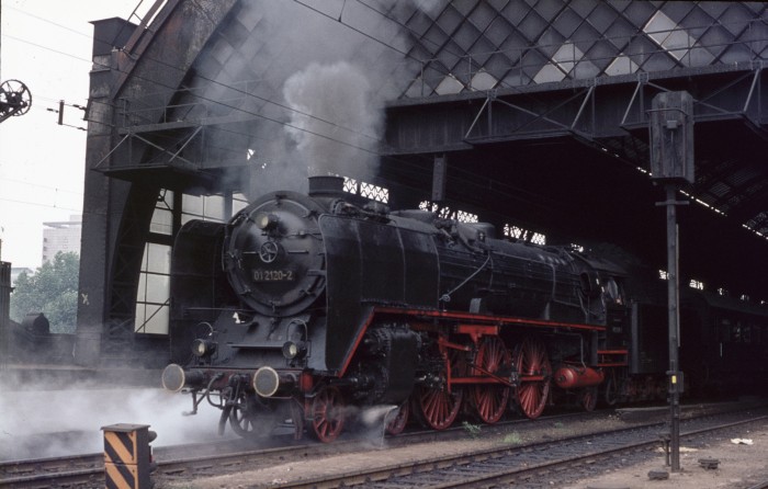 01 120 mit D 176 Abfahrt Dresden Hbf, 18.07.1976