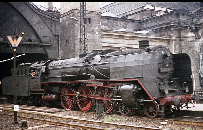 01 029 in Dresden Hbf um 18:30h am 18.07.1976