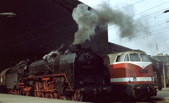 01 137 mit D 170 Abfahrt in Dresden-Neustadt, 18.03.1977