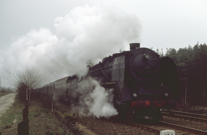 01 065  mit D 671 südlich von Doberlug-Kirchhain, am 21.03.1977