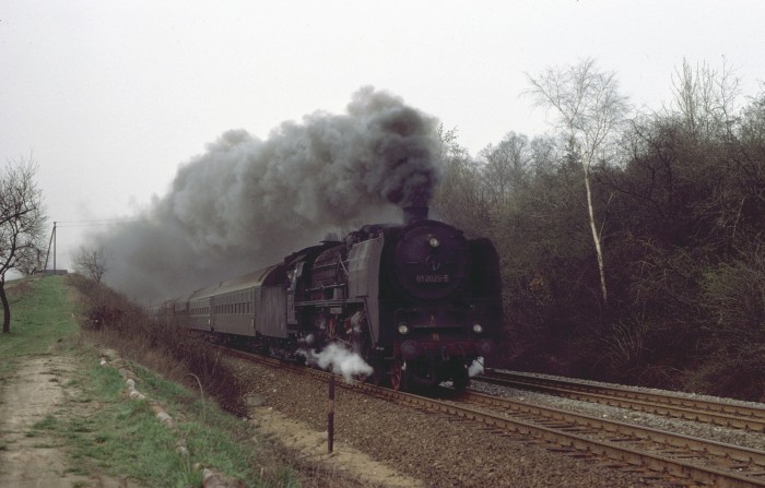 01 029 rast mit D 371 bergab vor Weinböhla, 23.03.1977