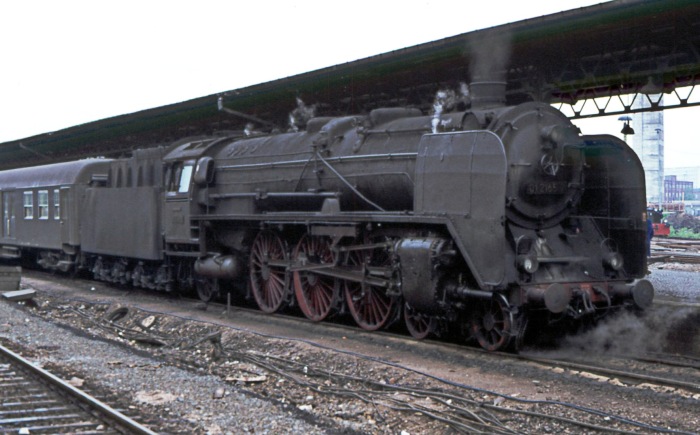 01 065 vor einem dieser D-Züge aus Dresden, in Berlin-Lichtenberg, im Mai 1977