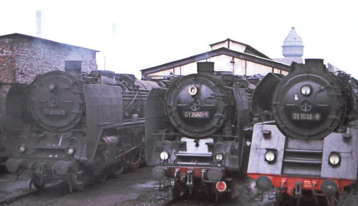 01 050 zwischen 01 114 und 01 518 im Bw Berlin-Ostbahnhof, im Mai 1977