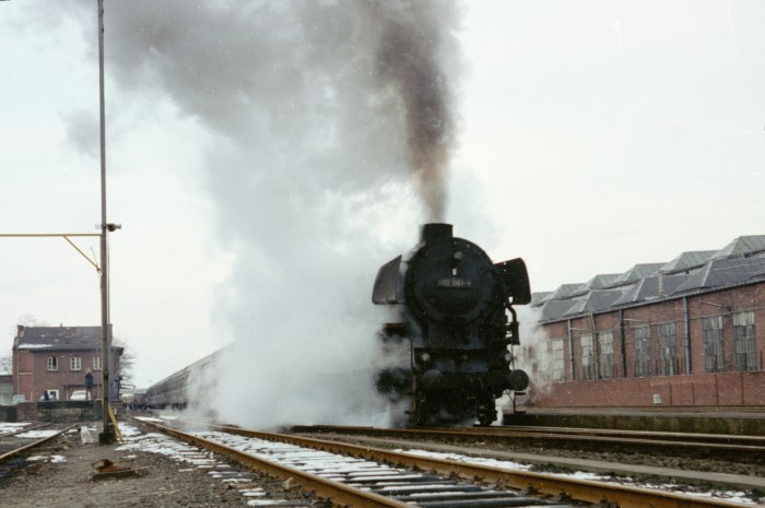 012 061 mit Eilzug Richtung Rheine Abfahrt im Bahnhof Lingen, um 17:15h am 18.03.1975