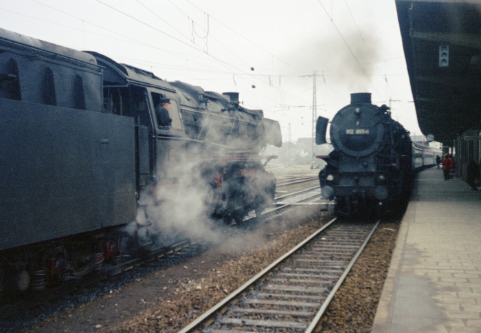 012 055 mit E 3260 begegnet 043 094 in Rheine, 19.03.1975