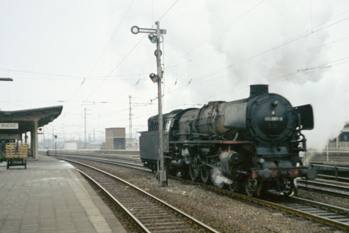 Über das Durchfahrgleis im Bahnhof Rheine zieht die 012 081 mittels Sperrsignal-Freigabe bei Hp 0 vor zum nördlichen Wartegleis, um dann später den berühmten D 735 zu übernehmen, um 10:42h am 19.03.1975