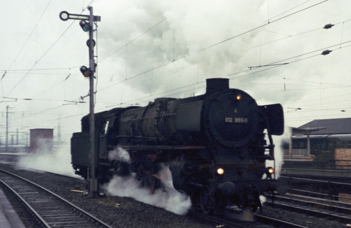 012 055 zieht vor zum Wartegleis am nördlichen Bahnhofsende, um den D 735 zu übernehmen, Bahnhof Rheine um 10:36h am 20.03.1975