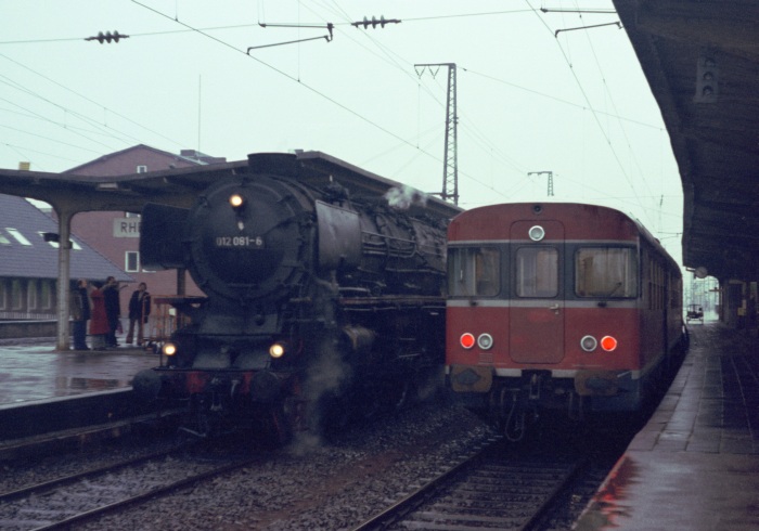 012 081 für D 714 neben 624 602 im Bahnhof Rheine um 16:49h am 20.03.1975