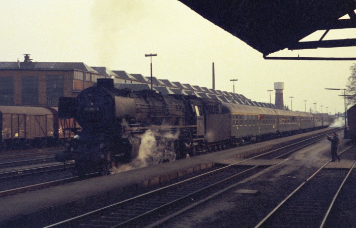 012 081 mit D 714 Abfahrt im Bahnhof Lingen, um 17:20h am 22.03.1975