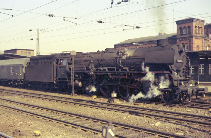 012 063 setzt ab vom D 715 im Bahnhof Rheine, um 11:45h am 23.03.1975