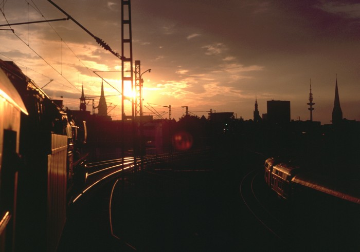 hinter 01 1100 an der Einfahrt Hamburg-Hauptbahnhof am 22.05.1988