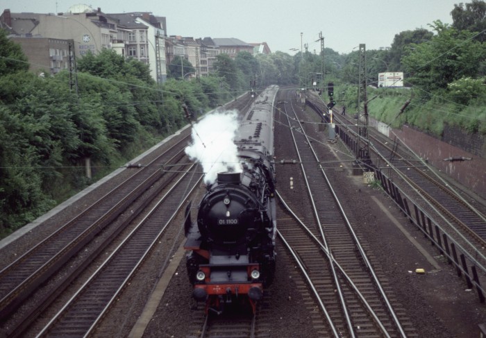 01 1100 mit Leer-Reisezug nach Langenfelde bei Hamburg-Sternschanze, am 04.06.1988