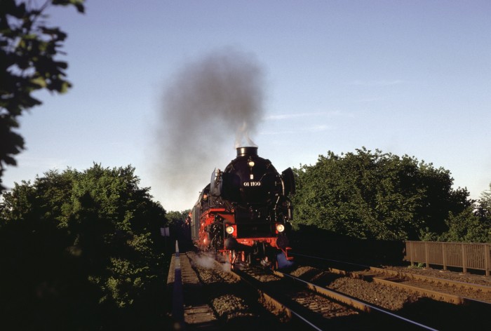 01 1100 auf der Rampe zur Hochbrücke Rendsburg, am 12.06.1988