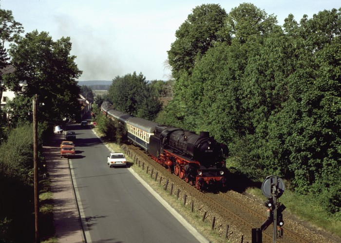 01 1100 mit Sonderzug D 26810 an der Einfahrt von Bad Harzburg, um 16:15h am 14.08.1988