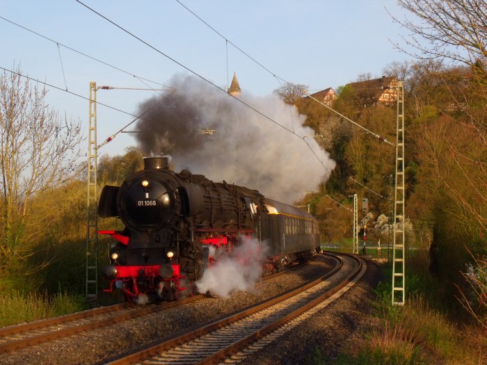 Die UEF- 01 1066 unterwegs mit dem UEF-Sonderzug von Stuttgart zum Dampflokfest in Dresden-Alt, fotografiert in voller Fahrt bei - unverkennbar! oder? - Lorch im Remstal natürlich, um 7:15h am 16.04.2015