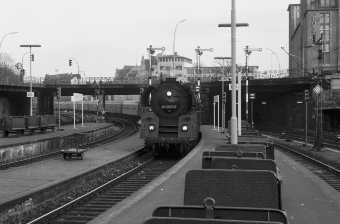 01 0508 Einfahrt Hamburg-Hauptbahnhof, März 1973