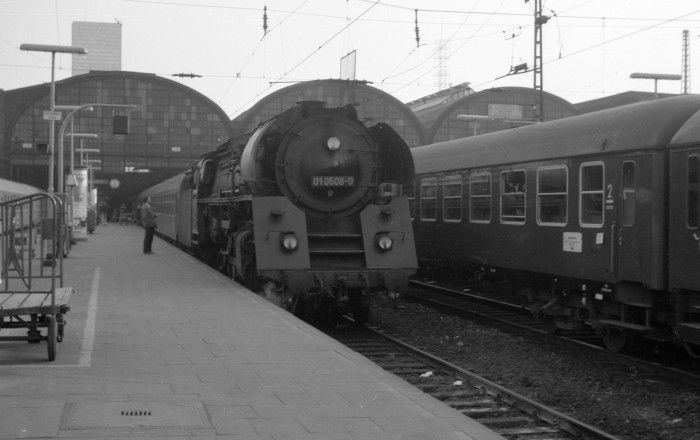 01 0508 vor Schnellzug ->Berlin in Hamburg-Altona, April 1973