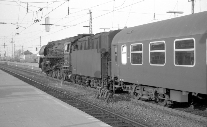 01 0508 vorm Schnellzug ->Berlin in Hamburg-Altona, April 1973