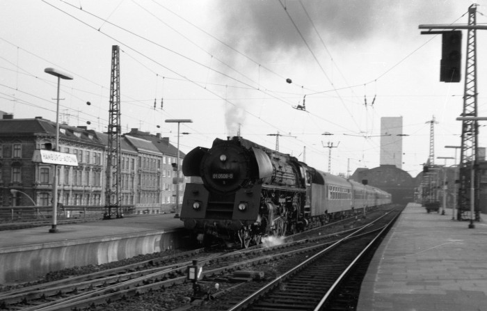 01 0508 D-Zug nach Berlin, Abfahrt in Hamburg-Altona, April 1973