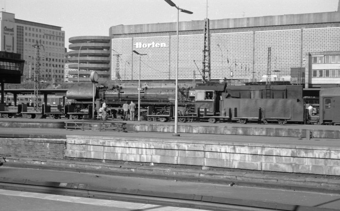 01 0527 im Hamburger Hauptbahnhof, Mai 1973