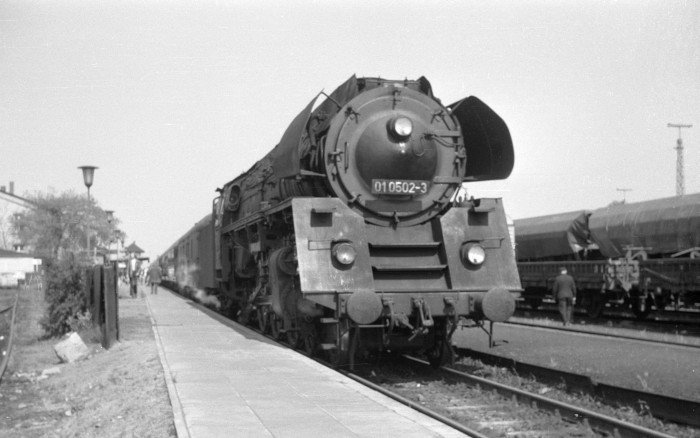 01 0502 D-Zug nach Berlin beim Halt in Büchen, Ende Mai 1973