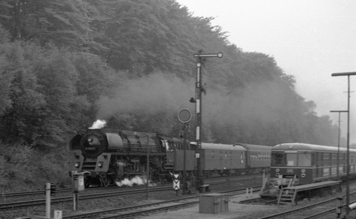 01 0505 mit Schnellzug nach Berlin eilt am S-Bahn- Abstellbahnhof Aumühle an einem Sonntagnachmittag im Mai 1973 vorbei