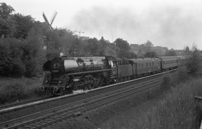 01 0525 D-Zug ->Berlin in Bergedorf Chrysanderstraße, Mai 1973