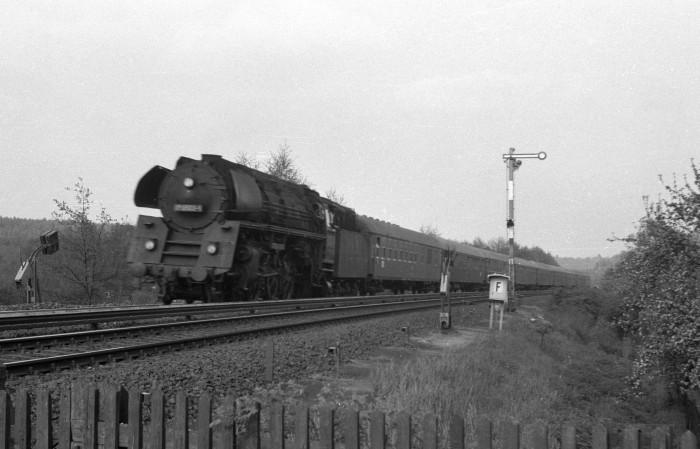 01 0503 D-Zug aus Berlin am Möörkenweg bei Bergedorf, Mai 1973