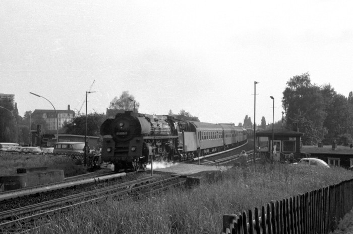 01 0505 am Bü Chrysanderstraße in HH-Bergedorf, Mai 1973