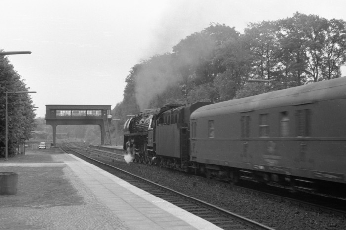 01 0502 Durchfahrt Bahnhof Friedrichsruh, Mai 1973