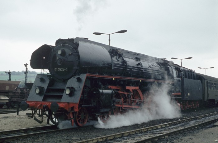 01 0525 mit P 4004, Abfahrt in Saalfeld, um 13.10h am 14.10.1976