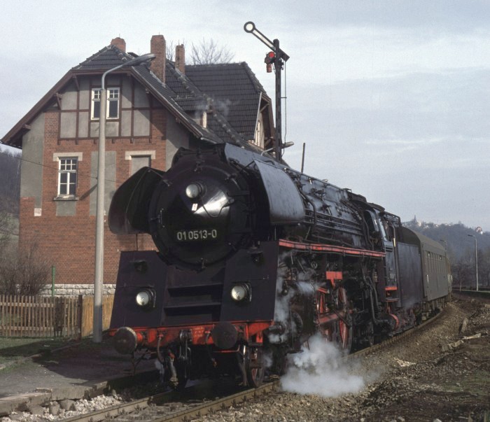 01 0513 mit P 3003 Abfahrt in Zeutsch, 16.03.1977