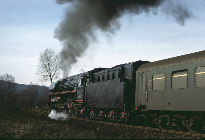 01 0513 mit P 3003 Abfahrt in Zeutsch, 16.03.1977