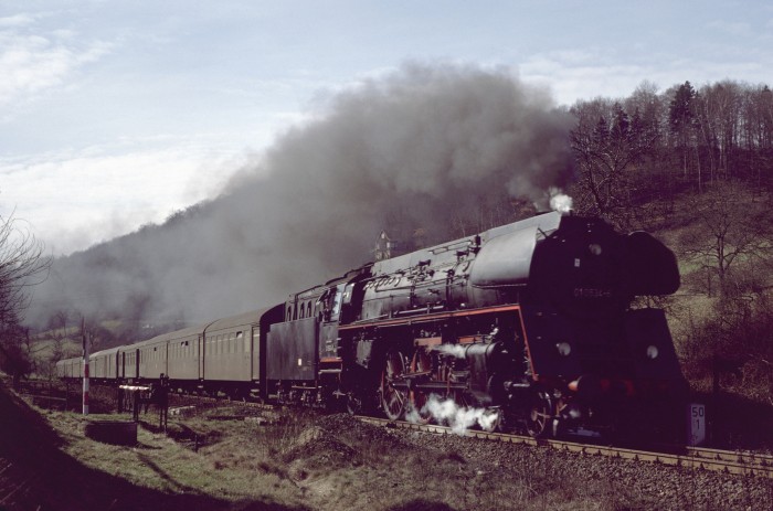 01 0534 mit P 3004 zwischen Zeutsch und Orlamünde, 16.03.1977