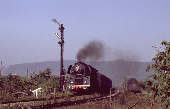 01 0525 mit dem P 3003 aus Leipzig am Einfahrsignal der Saalebahn vor Saalfeld, um 10:50h am 08.10.1978