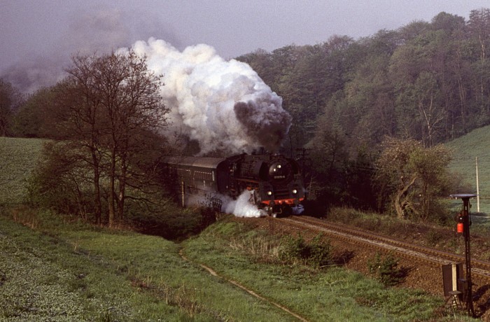 01 0510 mit dem E 800 im oberen Orla-Tal kurz vor dem Hp Neunhofen, um 7:24h am 23.05.80