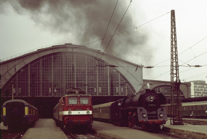 01 0513 mit P 3023 Abfahrt in Leipzig-Hauptbahnhof, 29.08.1980