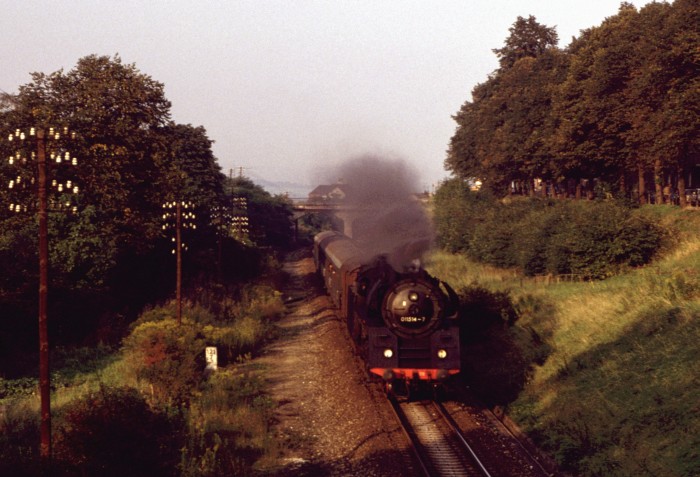 01 1514 mit P 3025 an der Einfahrt von Pößneck, 20.09.1980