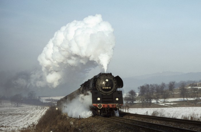 01 1518 erklimmt mit E 802 die Steigung hinter Saalfeld, 31.01.1981