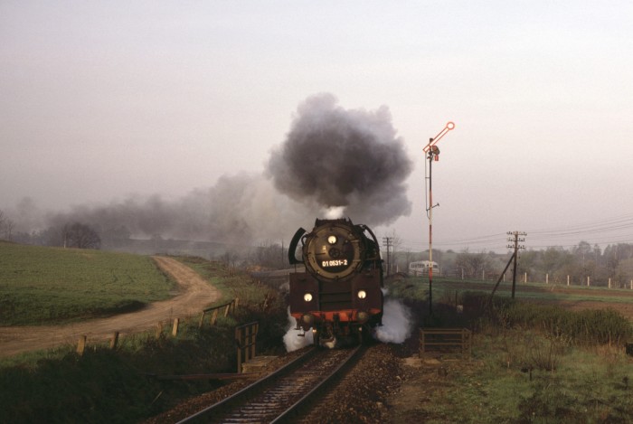 01 0531 mit dem E 800 fährt durch die Kurve in Neunhofen, am 11.04.1981
