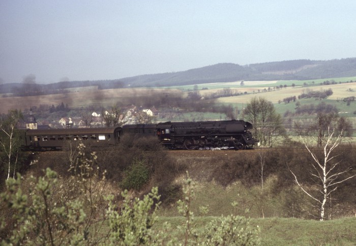 01 0534 mit E 802 hinter Oppurg, 11.04.1981