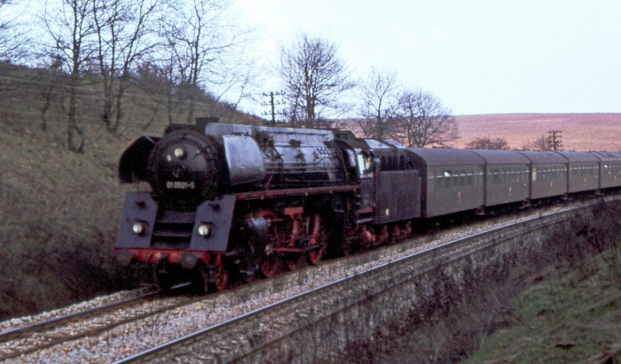 01 501 mit Personenzug bei Saalfeld, April 1978