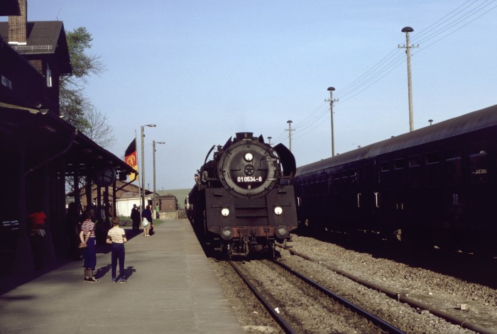 01 0534 mit E 805 in Neustadt/Orla, 11.04.1981